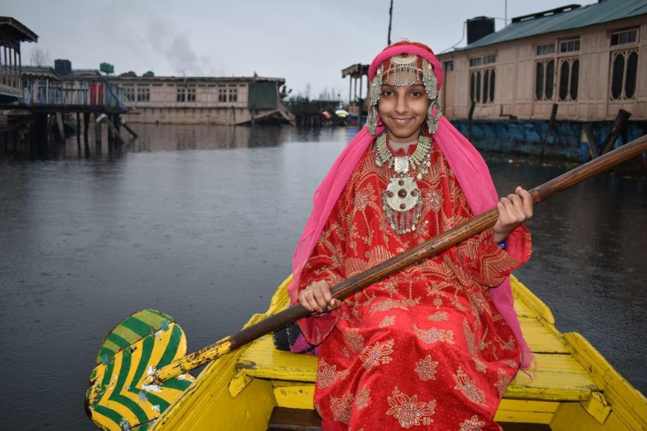 House Boat-Pana Four In Srinagar Kashmir Hotel Exterior photo